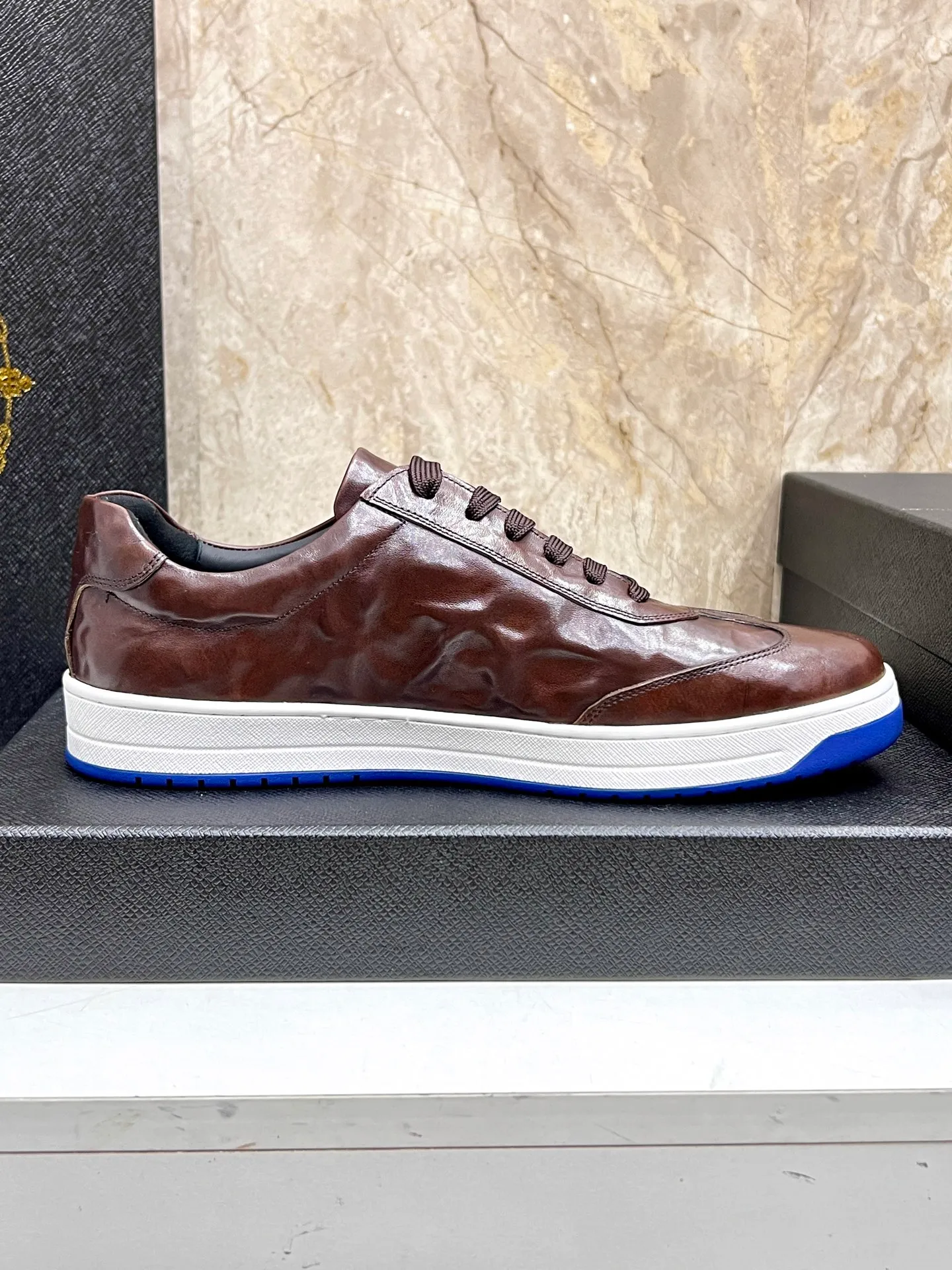 💰620 Prada classic men’s lace-up casual shoes｜Imported cowhide upper｜Layered stitching design on the upper Lightweight and breathable｜Soft and comfortable｜PRADA letters on the side｜Distinctive sporty style Showing the brand style｜Lightweight embossed rubber sole｜With cowhide foot pad lining｜Excellent foot feel Fashionable and elegant｜Size: 38-44 (customized at 45)